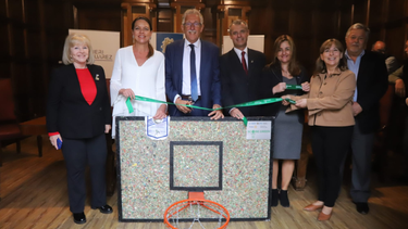 Donan tableros de básquetbol con materiales incautados.