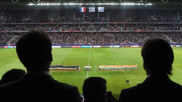 El presidente francés, Emmanuel Macron, y el mandatario uruguayo, Luis Lacalle Pou viendo el partido Francia-Uruguay del Mundial de Rugby.