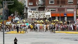Barras de Peñarol fueron al Palacio Legislativo para reclamarle a Yamandú Orsi por los presos en Río