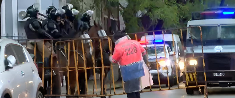 Al menos tres detenidos por desacato durante el operativo de seguridad del clásico en el Gran Parque Central.