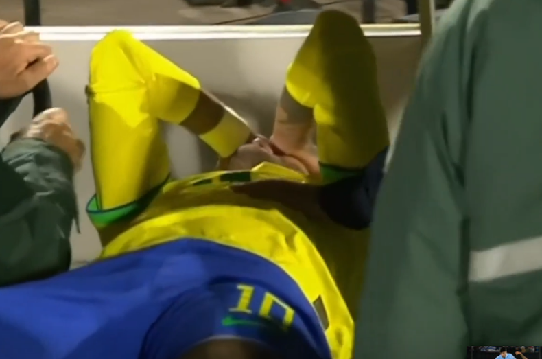 Neymar se lesionó en el primer tiempo del partido en el que Uruguay le ganó 2 a 0 a Brasil en Montevideo.