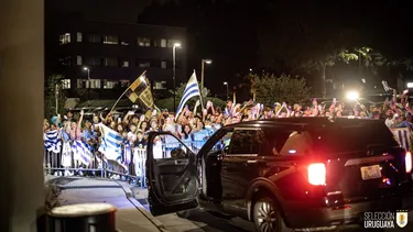 la seleccion ya se instalo en charlotte, en donde fue recibida por cientos de uruguayos