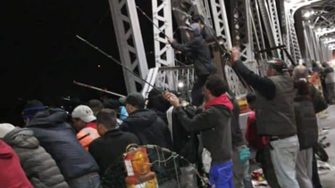 Policía retiró pescadores del viejo puente de Santa Lucía