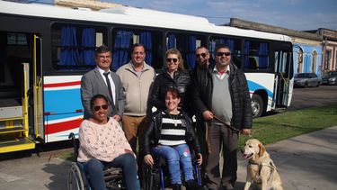 Maldonado presenta ómnibus y avanza en transporte accesible.
