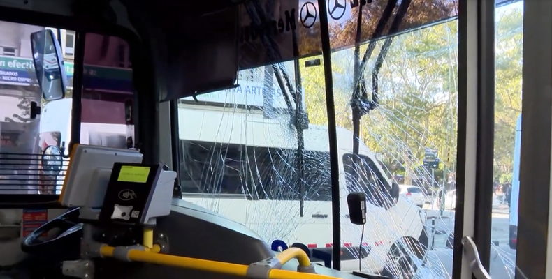 Un ómnibus se quedó sin frenos en pleno 18 de Julio, otro coche lo chocó y una mujer resultó herida