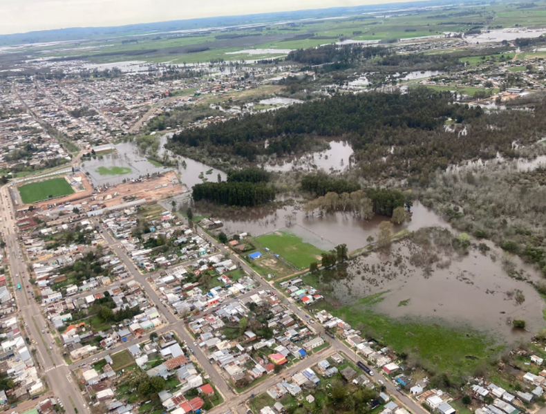 La Fuerza Aérea Uruguaya (FAU) desplegó este martes un helicóptero en apoyo al Centro Coordinador de Emergencia (Cecoed) de Cerro Largo por inundaciones.