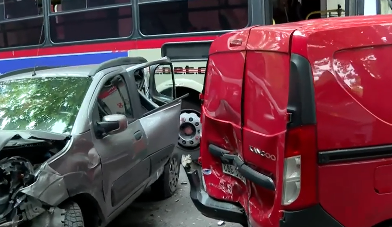 Conductora de ómnibus se desvaneció y embistió a cuatro vehículos que estaban estacionados