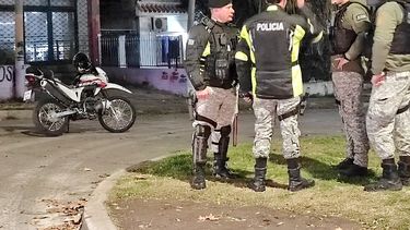 Dos delincuentes en moto abrieron fuego en Villa Española: se hallaron 20 vainas 9 mm