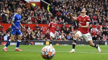 Con Cavani de titular Manchester United no pudo con el Everton