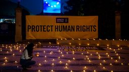 Amnistía denuncia preocupante deterioro de derechos humanos en El Salvador.