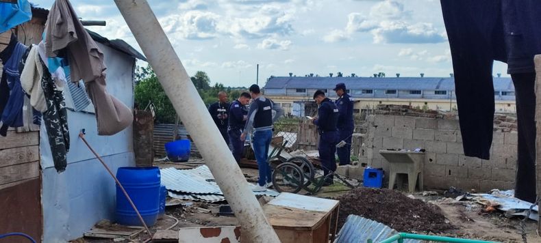 Un joven de 21 años resultó herido de bala mientras arreglaba el techo de su casa en barrio 24 de enero.