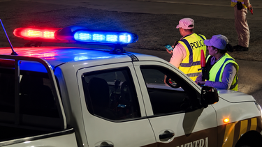 funcionaria de caminera fue embestida por una moto que no respeto senales y se dio a la fuga