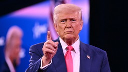Donald Trump anunció que el martes comenzarán a regir los aranceles del 25% a México y Canadá