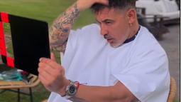El estilista Dany Ale difundió un video en el que aparece Lavezzi sonriente mirándose el nuevo corte de pelo.