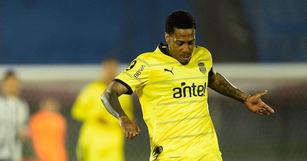 Peñarol ganó con un golazo de chilena de Abel Hernández en la hora y terminó cuarto en el Apertura