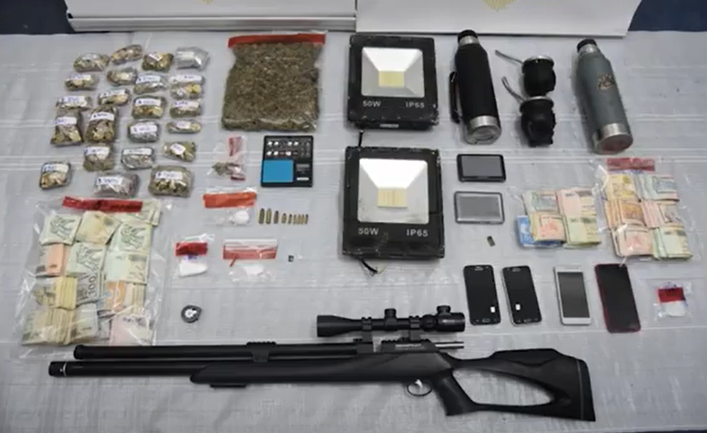 La Policía incautó armas, drogas y dinero en efectivo.