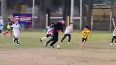 Luis Suárez se coló en un entrenamiento de baby fútbol y se divirtió con los niños.