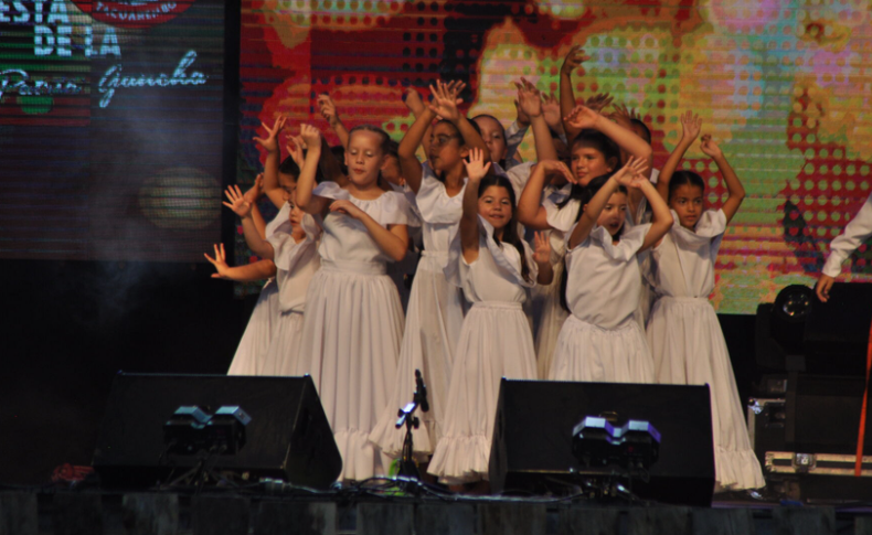 Escuela de Danzas Rumbo Norte en el cierre de la Fiesta de la Patria Gaucha.
