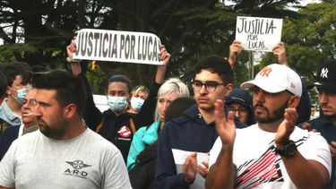 Familiares y amigos de Lucas se manifestaron frente al Palacio Legislativo