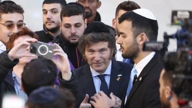 Javier Milei durante una visita al Muro de los Lamentos