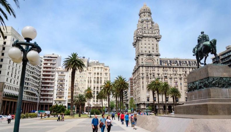 Cortes y desvíos en el Centro por la filmación de serie de Netflix en la Plaza Independencia