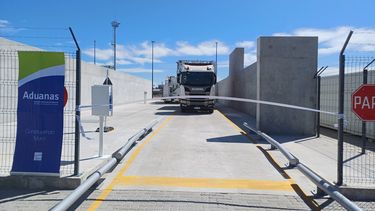 Inauguraron tres escáneres en el puerto; director de Aduanas destacó su capacidad y eficiencia | @AduanasURU