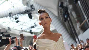 ¿que es el sindrome de la persona rigida, la enfermedad que padece celine dion?