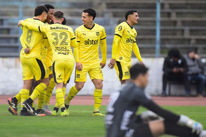 Peñarol venció a Cerro con gol de Abel Hernández y escala en la tabla anual