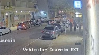 Una cámara de seguridad registró el momento en el que el conductor de un auto apuñaló a un repartidor
