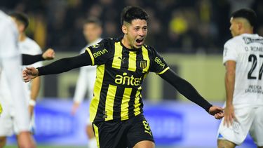Peñarol debutó en el Intermedio con victoria ante Liverpool; jugó con diez desde los 30 del primer tiempo Peñarol debutó en el Intermedio con victoria ante Liverpool; jugó con diez desde los 30 del primer tiempo