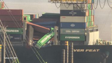 Un buque ingresó al puerto de Montevideo con contenedores dañados que contienen fertilizantes