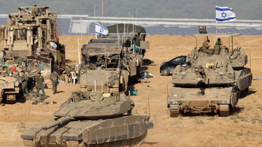 Tropas, tanques y vehículos militares israelíes se reúnen cerca de la frontera con la Franja de Gaza el 2 de diciembre de 2023