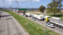 Tránsito complicado en Montevideo por corte de transportistas