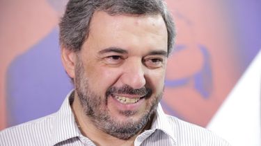 Mario Bergara deja su precandidatura y apoyará a Orsi