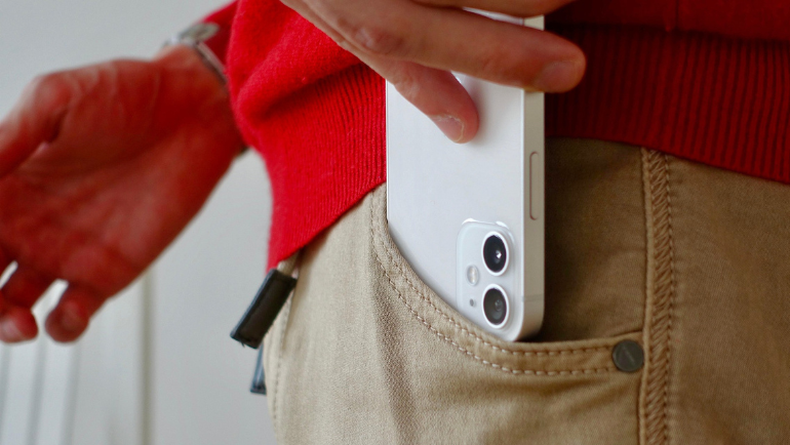 Un hombre intentó ingresar 36 celulares iPhone ocultos en su ropa por el puerto de Colonia