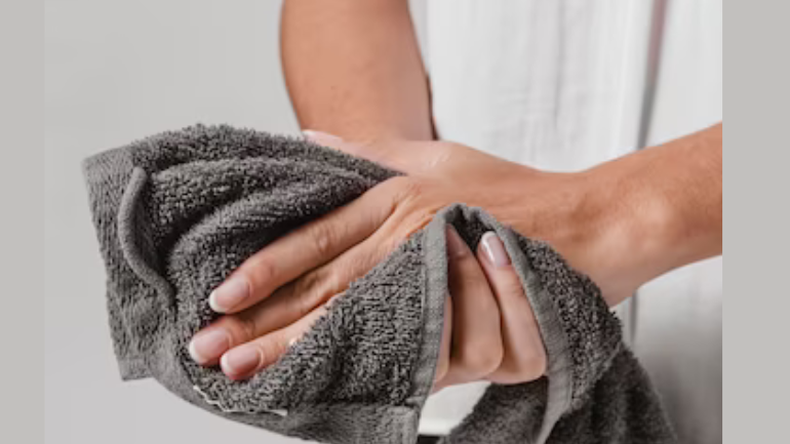 ¿Con qué frecuencia hay que lavar la toalla de baño y cuáles son los problemas de no hacerlo?