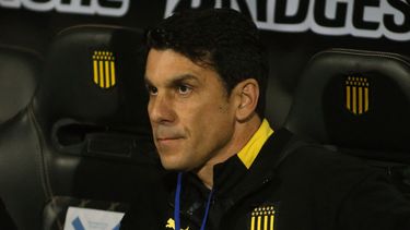 El exentrenador de Peñarol, Mauricio Larriera, ahora dirigirá Alianza Lima.