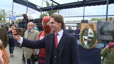 Lacalle Pou se sacó una foto con Spiderman en Las Piedras