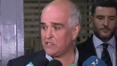 El senador Gustavo Penadés a la salida del Juzgado.