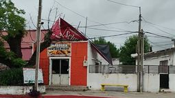 Fuerte temporal en Durazno provocó caída de árboles, voladura de techos y otros destrozos