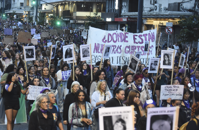 Marcha del 8M en Montevideo: miles de mujeres participaron este domingo por el Día Internacional de la Mujer
