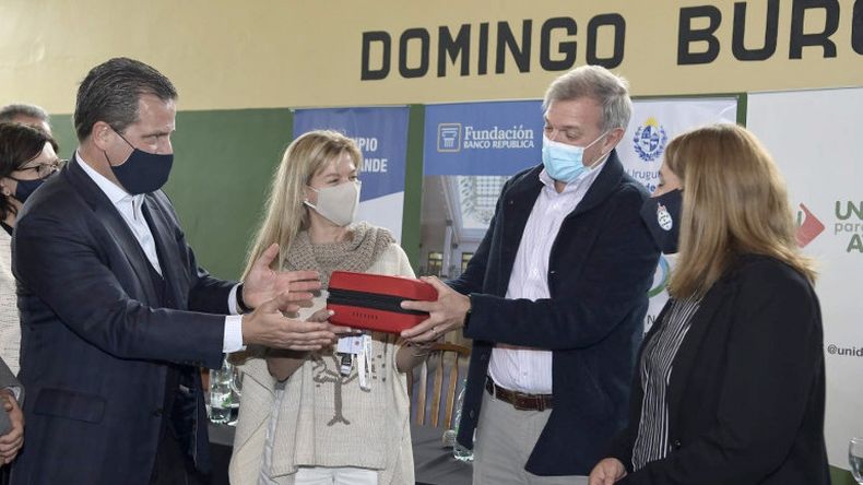 SND entregó en Gregorio Aznárez primer desfibrilador donado por BROU