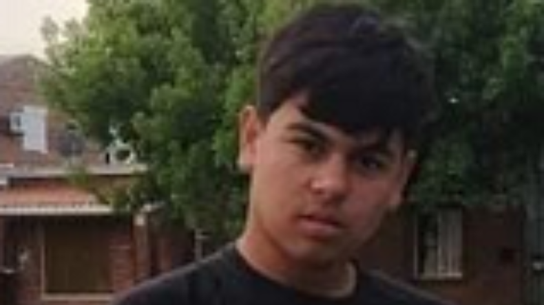 Buscan a un adolescente de 14 años ausente en San Carlos.