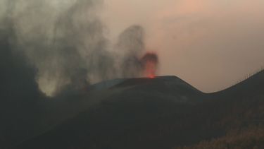 La lava del volcán de Canarias gana terreno al mar