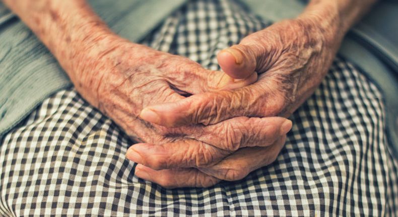 Hombre condenado por golpear y robar a su abuela de 77 años.