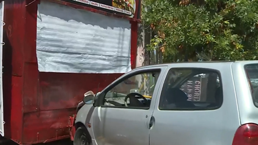 Dos autos chocaron en el Cerro y uno de ellos impactó en un carro de comidas: Me dio tiempo de saltar