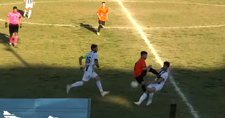 El futbolista debió ser hospitalizado luego de abandonar el campo de juego.