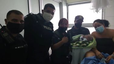 Estaba en trabajo de parto y cuatro policías la ayudaron a dar a luz a su hijo