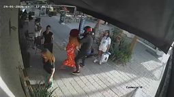 Cámara registró robo a turista en la zona del Mercado del Puerto; comerciantes reclaman mayor vigilancia