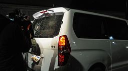 La camioneta de Robert Silva fue atacada por militantes que la golpearon y le rompieron un vidrio.